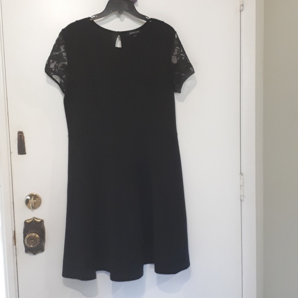 Black dress with lace sleeves - Picture 1 of 1